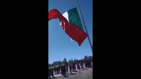 soldado se cade de 7 metros en el momento que trata de izar la bandera