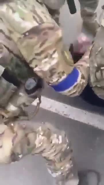 Ukrainian troops against civilians that they accuse of "collaborating with Russia".