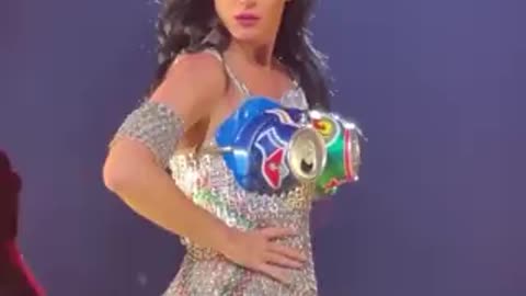 Katy Perry vous fait des clins d'œil