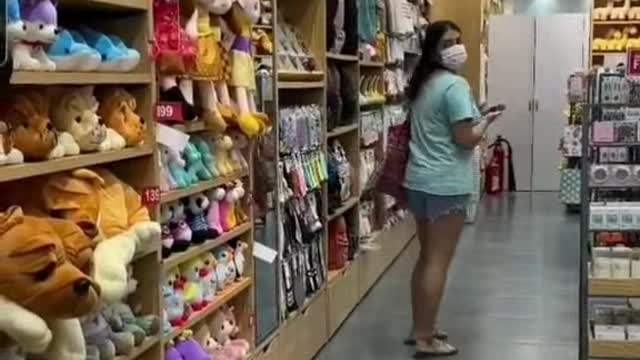 How to shop with a friend