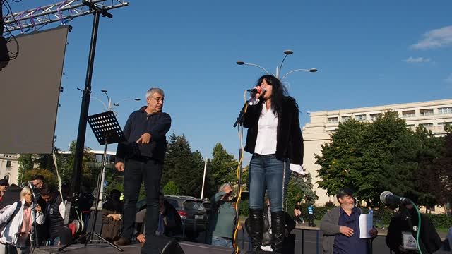 Dr. Mihaela Secară despre imunitate si vaccin la Marele Protest din Piata Victoriei