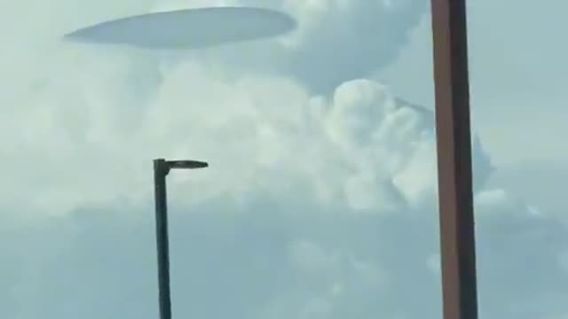 Visione semi nascosta in cielo di Astronave