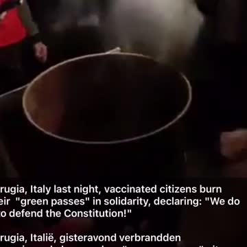 Vaccinated Citizens of Italy burn their “Green Pass” in solidarity to defend their constitution.