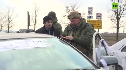 Mariupol residents leave the city through Russian military checkpoints RT