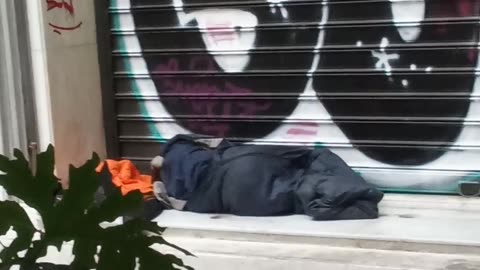 ΦΟΒΕΡΗ ΚΑΤΑΣΤΑΣΗ - ΜΕΣΑ ΣΤΟ ΚΡΥΟ ΜΕ ΕΝΑΝ ΥΠΝΟΣΑΚΟ!!!