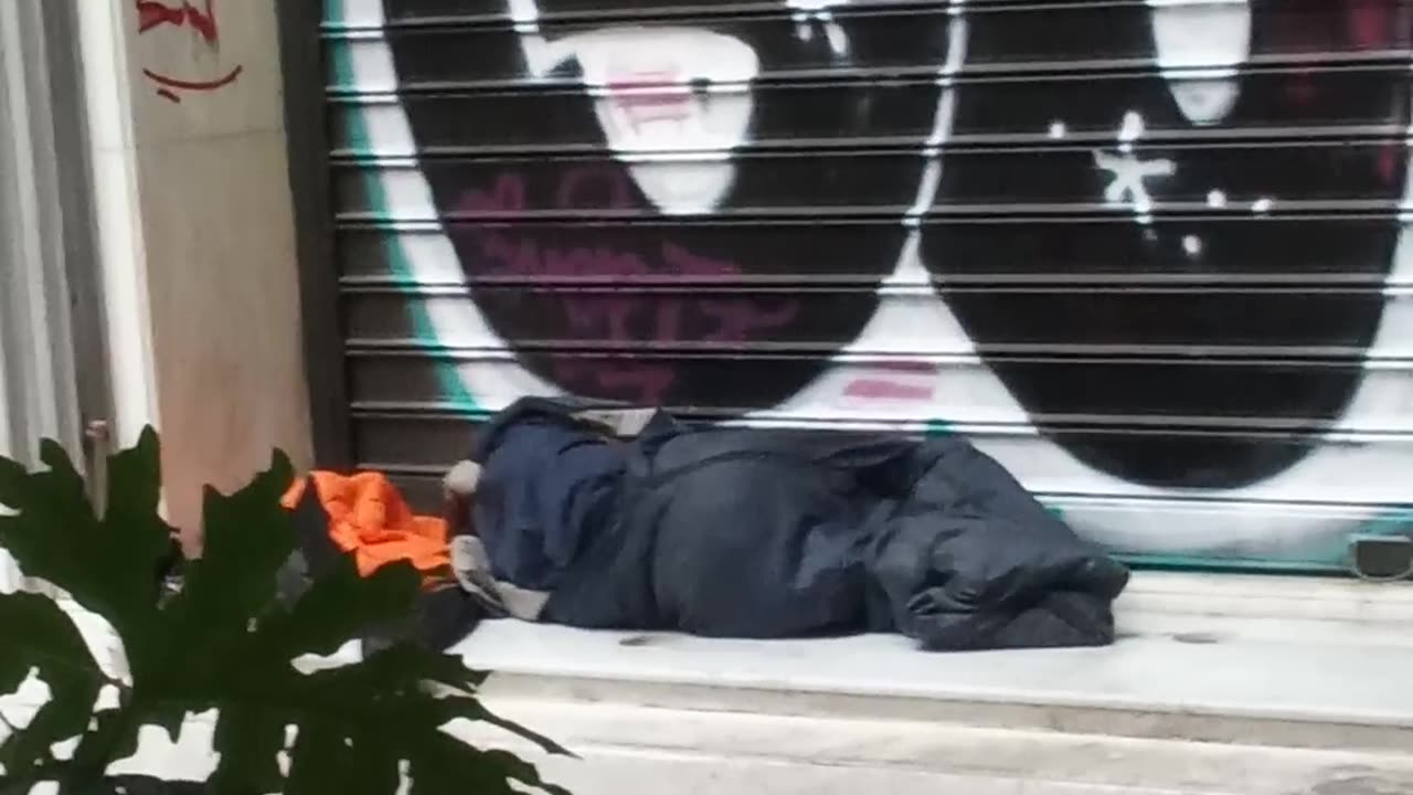 ΦΟΒΕΡΗ ΚΑΤΑΣΤΑΣΗ - ΜΕΣΑ ΣΤΟ ΚΡΥΟ ΜΕ ΕΝΑΝ ΥΠΝΟΣΑΚΟ!!!