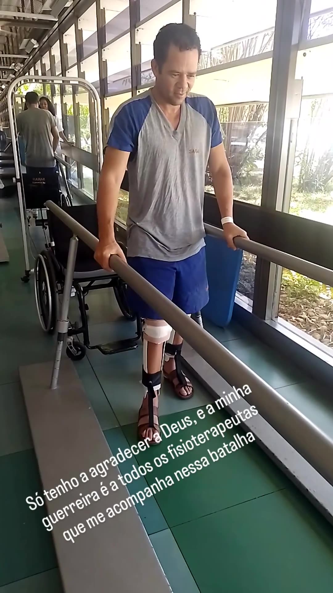 Homem atingido por aparelho em academia que tinha menos de 1% de chance dá os primeiros passos