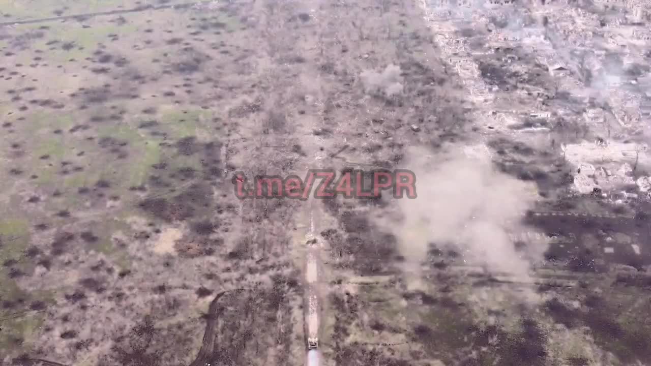 Drone assisting LPR Tank advancing in Novotoshkovka