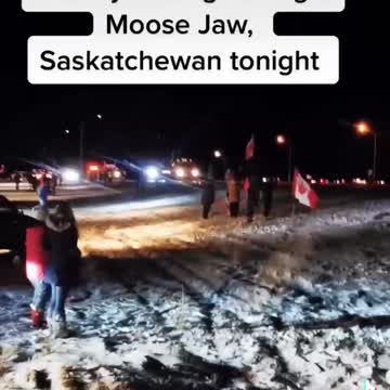 🚨 - The freedom trucker convoy driving through Moose Jaw,