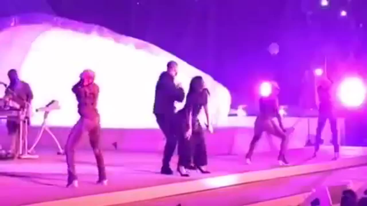 Drake - One Dance at the Rihanna concert in Toronto Live