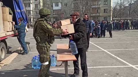 Humanitární pomoc ruské armády v Mariupolu