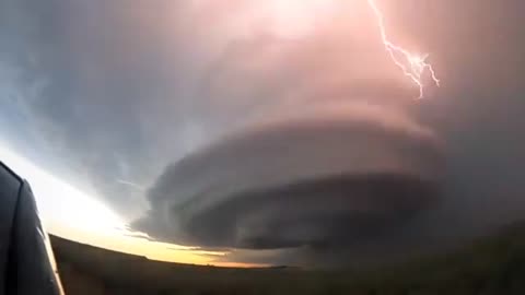 Incredible thunderstorm in Kansas😱