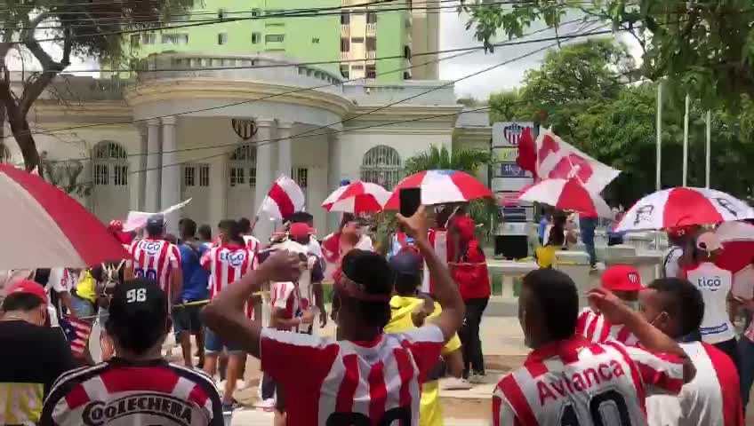 Hinchas de Junior hacen plantón para exigir continuidad de Teo Gutiérrez