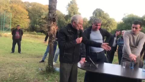 Эдуард Квирая на сходе в Адзюбже