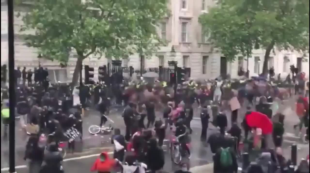 London: Cop headbutts a traffic light, falls off her horse, sparks chaos in Black Lives Matter demo