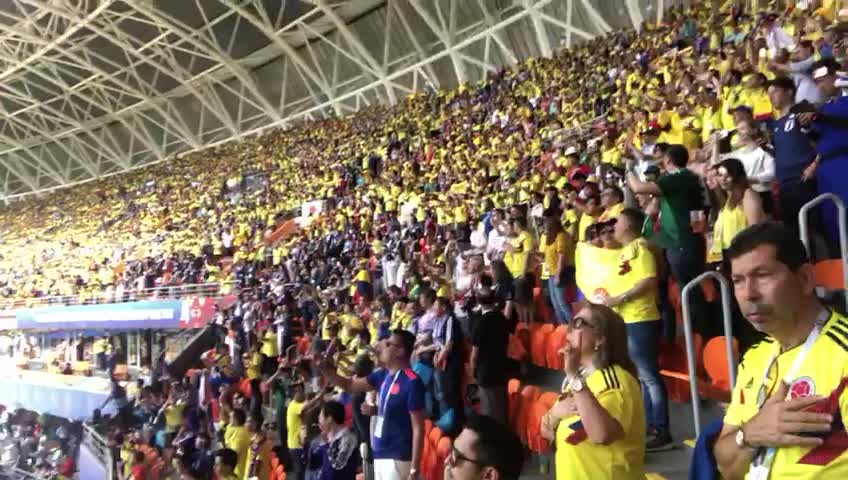 Hinchas en la tribuna en Rusia entonando el Himno Nacional