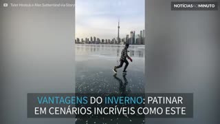 Jovem faz patinação no gelo no porto congelado de Toronto