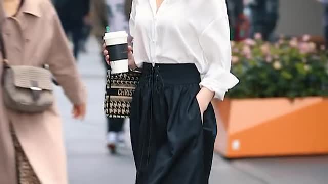 Confident, elegant and charming, this should be what women want to live.