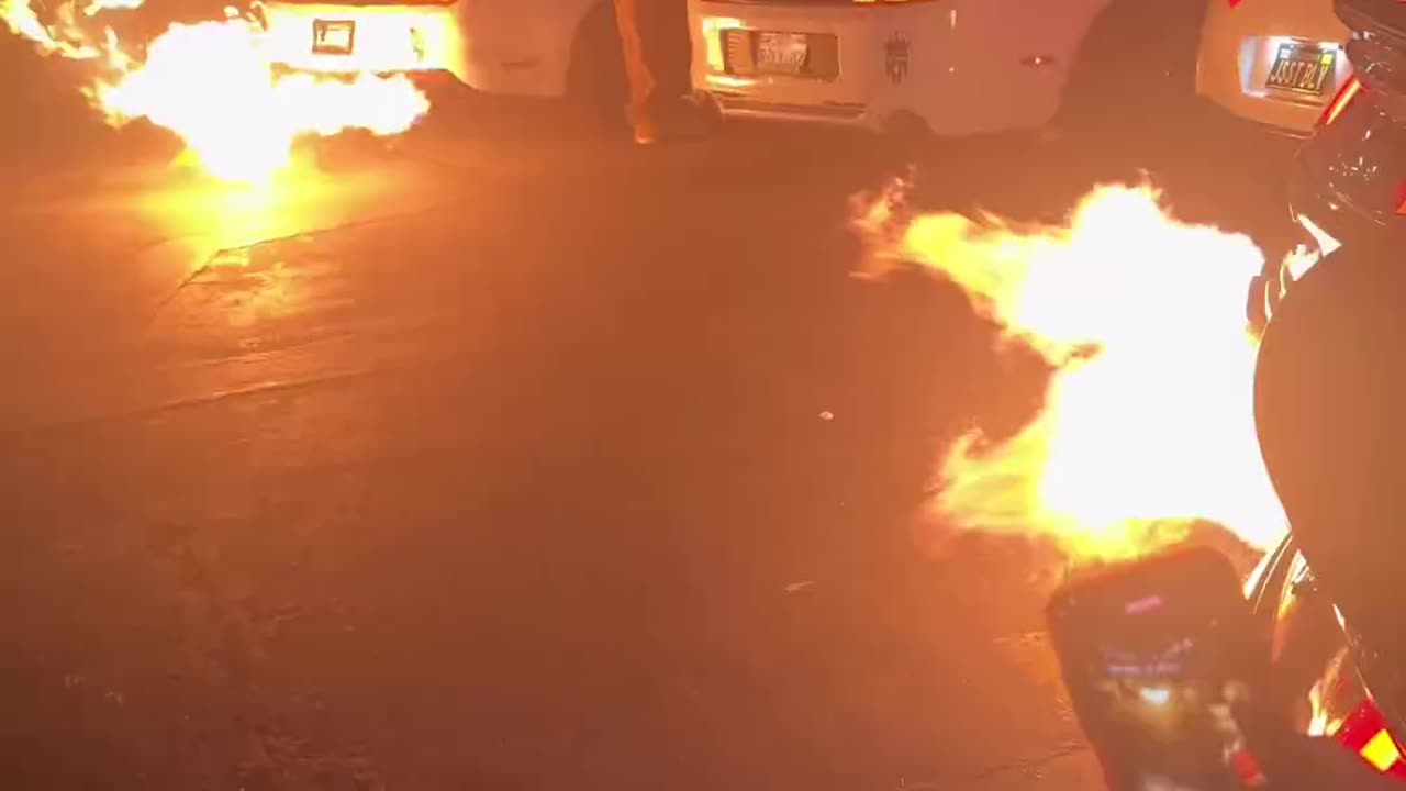 Mustangs group up for exhaust light show 🔥