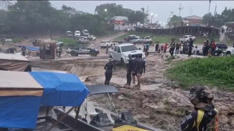 Caminhonete cai dentro de rio após forte chuva em evento de pesca em Rondônia