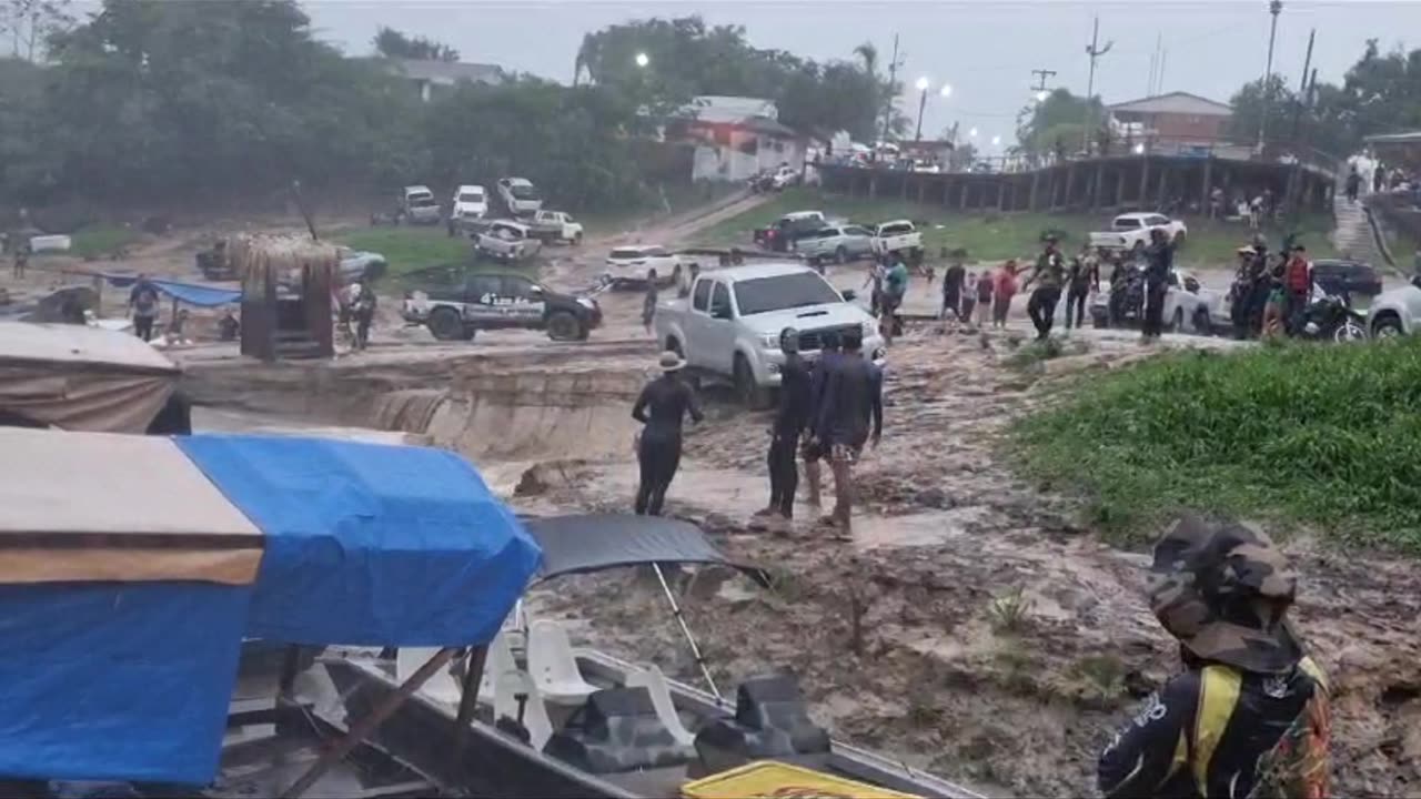 Caminhonete cai dentro de rio após forte chuva em evento de pesca em Rondônia