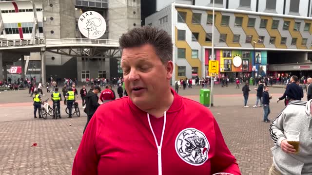 AJAX AMSTERDAM EREDIVISIE CHAMPION 2022 WITH PYRO AND POGO+ENTRADA L'entrada su leidseplein è stata apertura di una serata suggestiva alla Johan Cruijff Arena.Bella azione Pyro con un Pogo di chiusura. Ajax:Congratulazioni per il campionato.