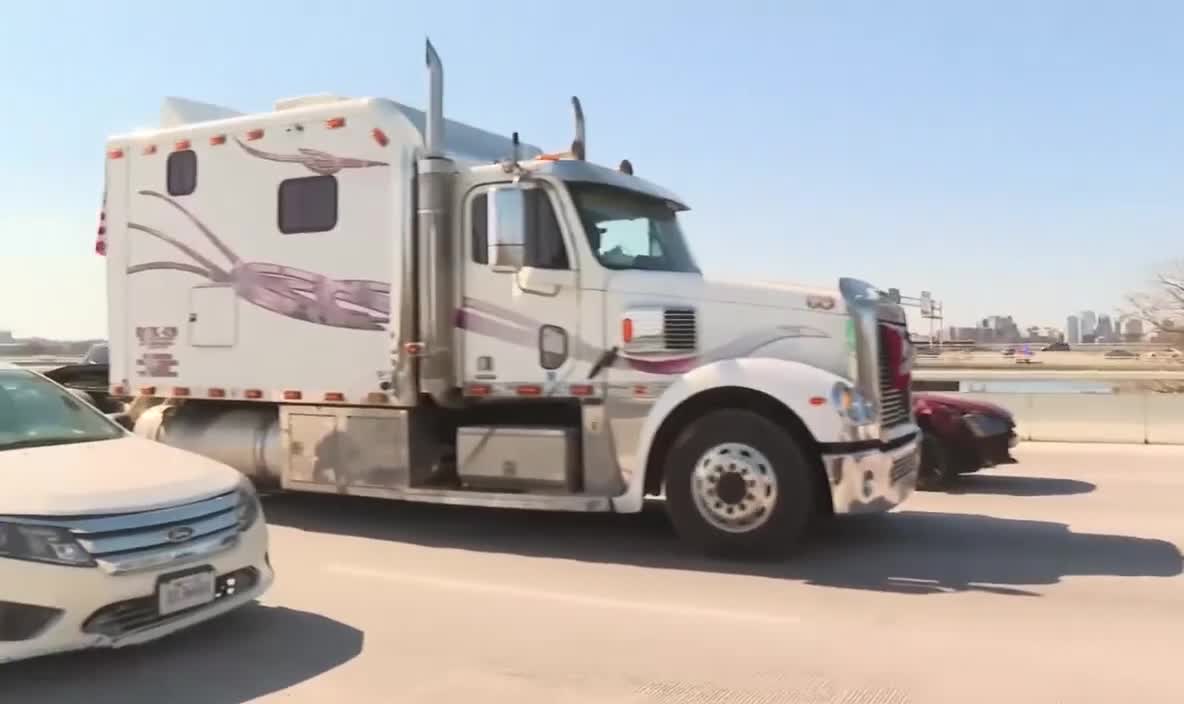 🇺🇸 People's Convoy rolls into DC with horns blaring - March 16th 2022