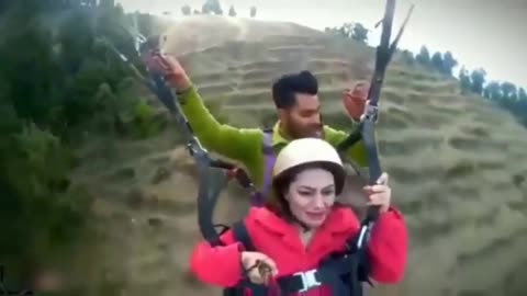 Paragliding Video Of Girl Land Kara Do Bhaiyya