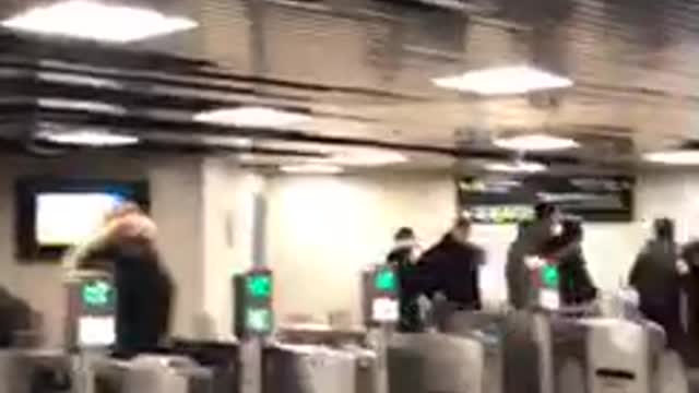 Guy walks his blindfolded girlfriend through subway station, "birdbox"