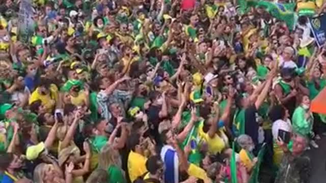 Estamos juntos. - Brasil acima de tudo! - Deus acima de todos!