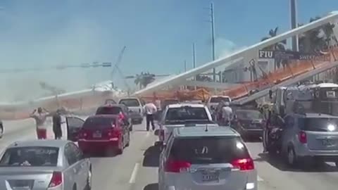 See the moment the FIU bridge in Miami collapsed