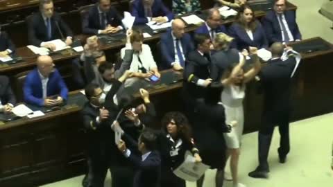 Italian deputies rise up against PM Mario Draghi: "Stop sending weapons to Zelensky!"