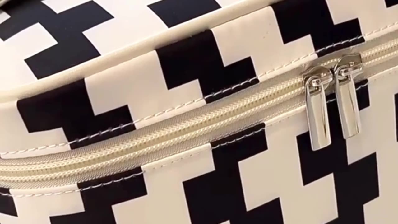 Showcase your cosmetics in our elegant cosmetic bags - ideal for wholesalers and distributors!