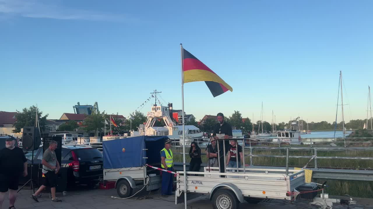 Wolgast - Nach dem Aufzug wieder am Kai 12-07-2022