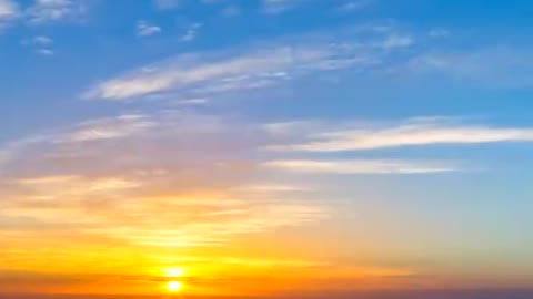 How wonderful is the sunset in the sea of ​​clouds on the top of the mountain