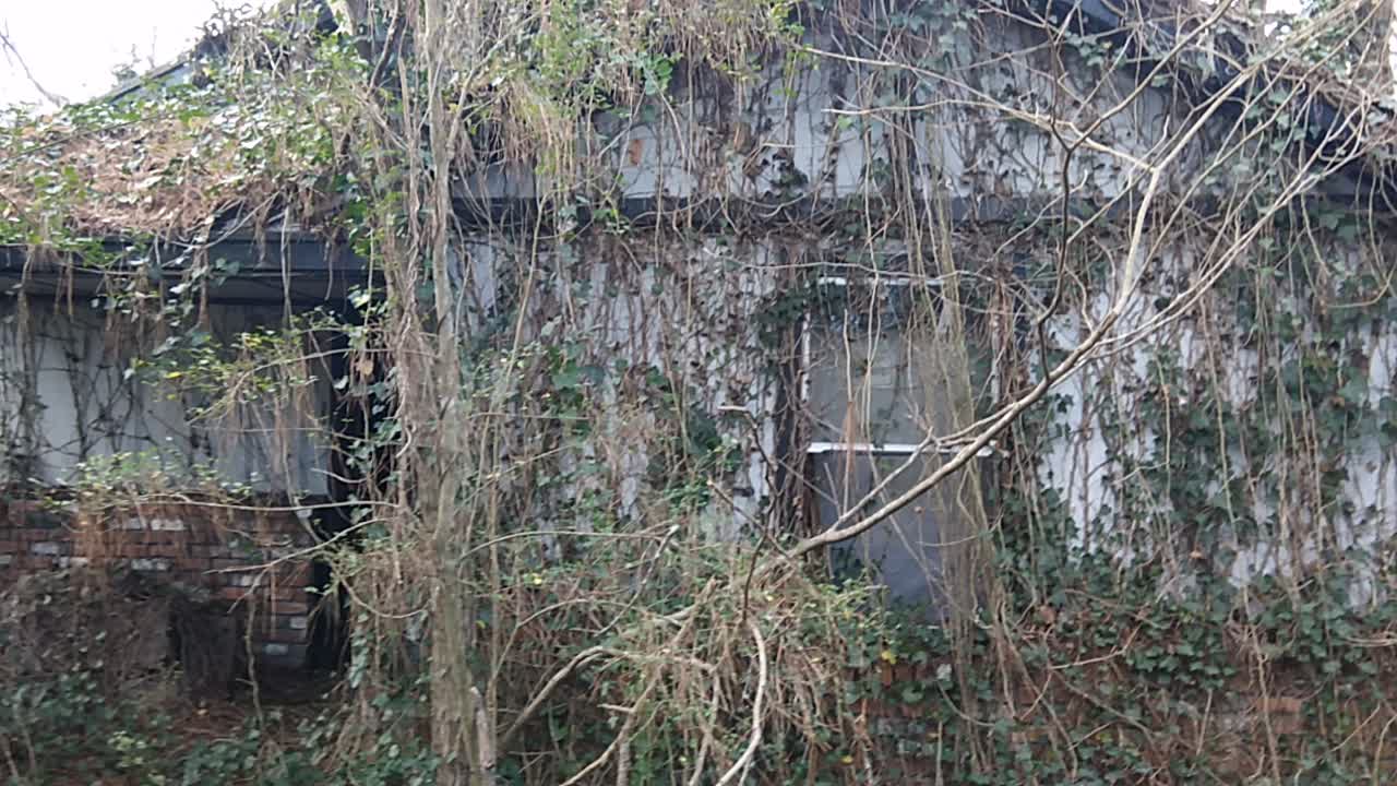 3 abandoned homes a skeleton and me falling through the floor