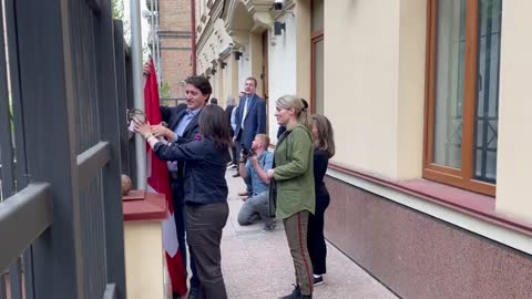 Kanadský premiér Trudeau se snaží vyvěsit kanadskou vlajku na ambasádě v Kyjevě