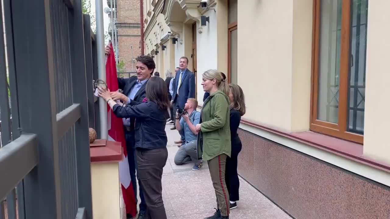 Kanadský premiér Trudeau se snaží vyvěsit kanadskou vlajku na ambasádě v Kyjevě