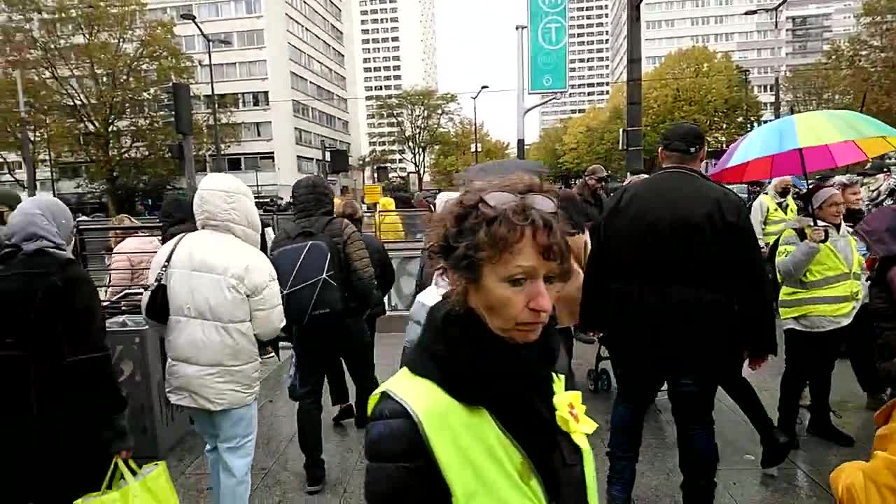 Manif anti-pass 💉 du 30 oct. 21- Pte de Choisy- Bientôt le départ !