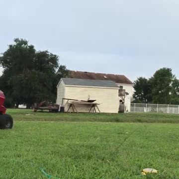 Bebé cae en el truco de un regador una y otra vez