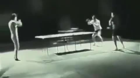 Bruce Lee Playing PinPong With His nunchucks... ( amazing )