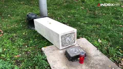 Srušen spomenik Radi Končaru na Bačvicama