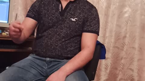 Поет , но думает что хорошо.