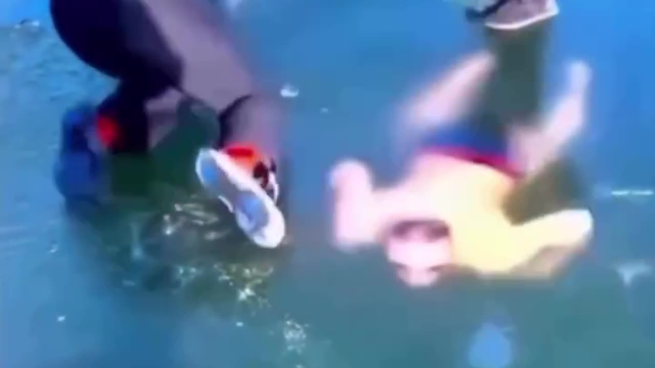 Russian swimmer was trapped under the ICE and than this Happened