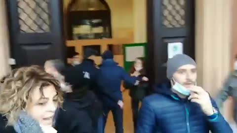 IRRUZIONE DELLE FORZE DELL'ORDINE AL LICEO KANT DI ROMA #2