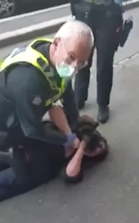 Choking a girl for a mask WTF 🤮🤯🤬🥷🥵❌