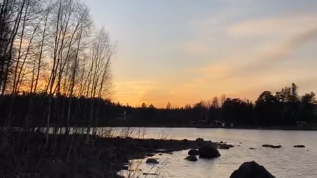 Un Atardecer Junto a Este Lago