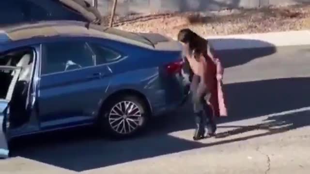 Helped to park Помогла припарковаться