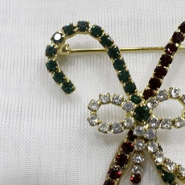 18KGP 1.5” x 1.5” Christmas Theme Brooch. Made with Swarovski Crystal. Pin