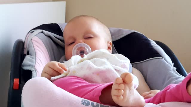 ADORABLE BABY Falling Asleep in Car Seat